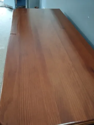 Cómoda antigua de madera con flores