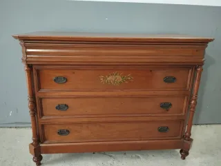 Cómoda antigua de madera con flores