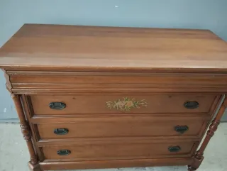 Cómoda antigua de madera con flores