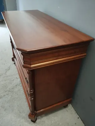 Cómoda antigua de madera con flores