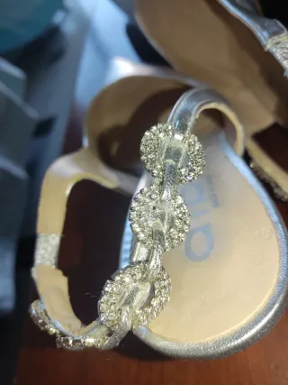 Zapatos de fiesta plateados con pedrería