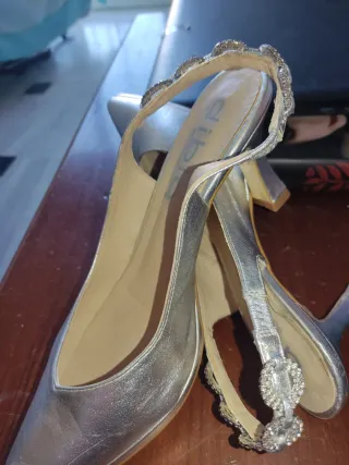 Zapatos de fiesta plateados con pedrería