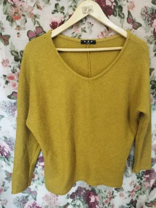 Jersey cuello pico color mostaza