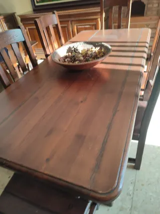 Mesa de madera con 6 sillas