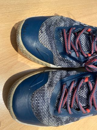 Zapatillas Baloncesto Azul y Rojo