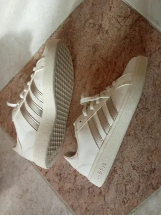 Zapatillas Adidas Talla 38 Blancas y Doradas