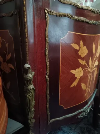 Vitrina de madera y cristal