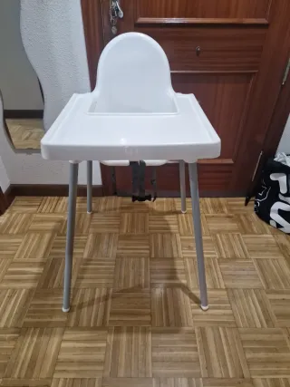 Silla de bebé blanca y gris