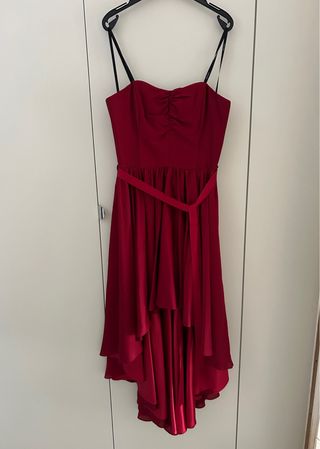 Vestido de fiesta rojo con cinturón de satén