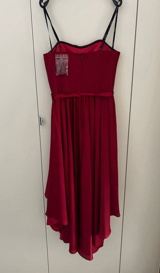 Vestido de fiesta rojo con cinturón de satén