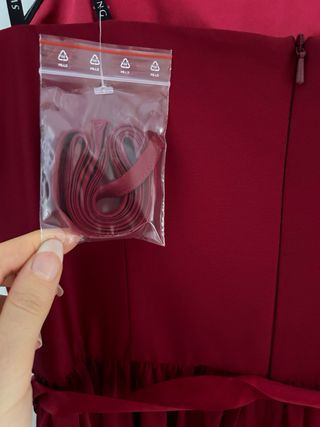 Vestido de fiesta rojo con cinturón de satén