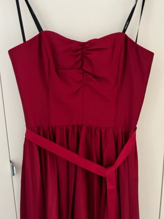 Vestido de fiesta rojo con cinturón de satén
