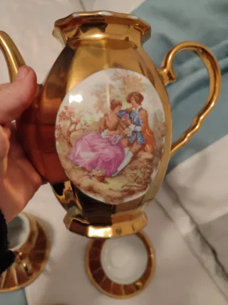 Juego de té dorado con figuras