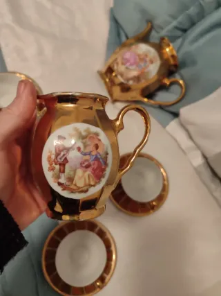 Juego de té dorado con figuras