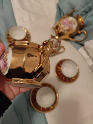 Juego de té dorado con figuras