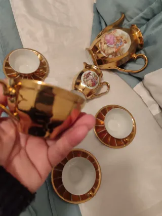 Juego de té dorado con figuras