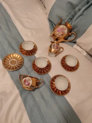 Juego de té dorado con figuras
