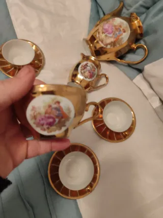Juego de té dorado con figuras