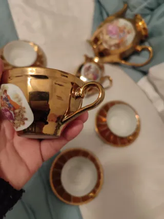 Juego de té dorado con figuras
