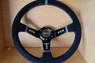 Volante deportivo con detalles grises