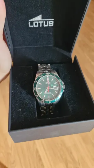 Reloj Lotus Verde y Plateado