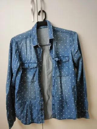 Camisa vaquera con puntitos blancos