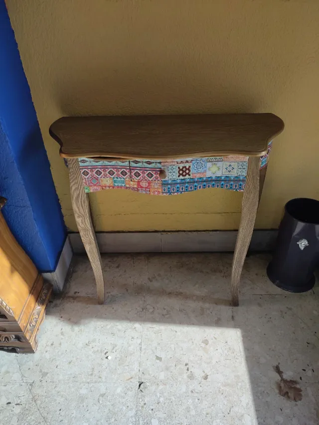 Recibidor de madera con estampado