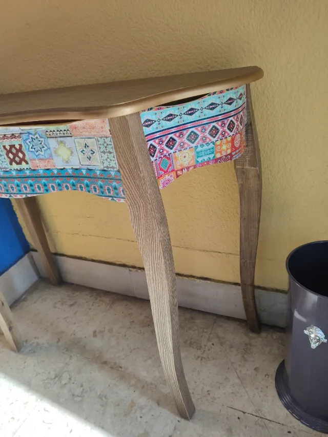 Recibidor de madera con estampado