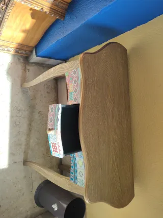 Recibidor de madera con estampado