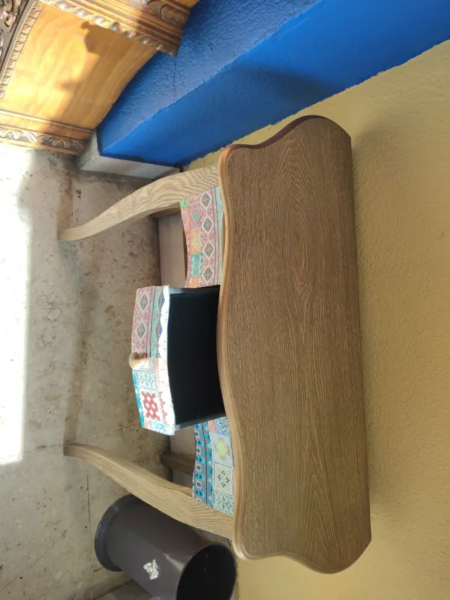 Recibidor de madera con estampado