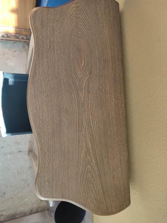 Recibidor de madera con estampado