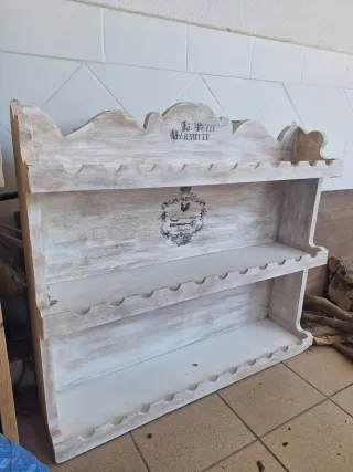 Estantería de cocina pintada a mano