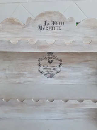 Estantería de cocina pintada a mano