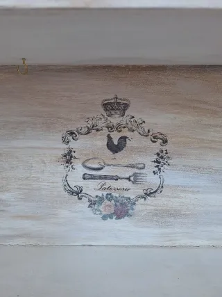 Estantería de cocina pintada a mano