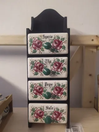 Portaspezie vintage con cassetti decorati