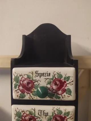 Portaspezie vintage con cassetti decorati