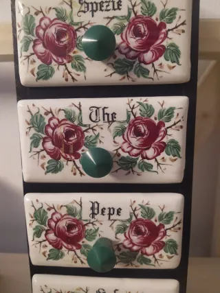 Portaspezie vintage con cassetti decorati