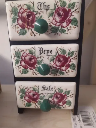 Portaspezie vintage con cassetti decorati