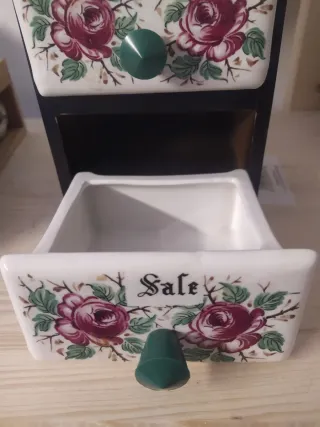 Portaspezie vintage con cassetti decorati