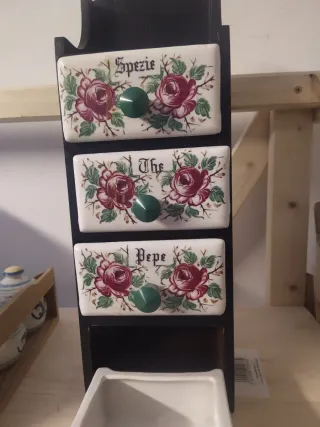 Portaspezie vintage con cassetti decorati