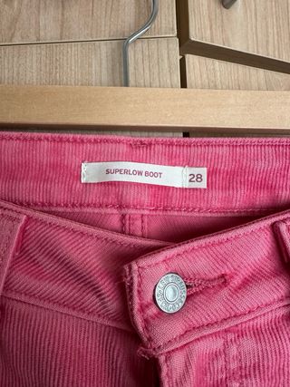 Vaqueros Levi's rosas acampanados talla M