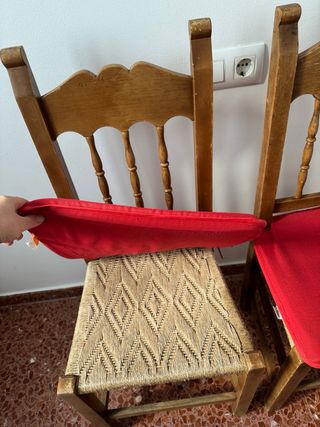Juego de 2 sillas de madera y mimbrecon cojín rojo
