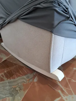 Mecedora orejero tapizada gris clarito