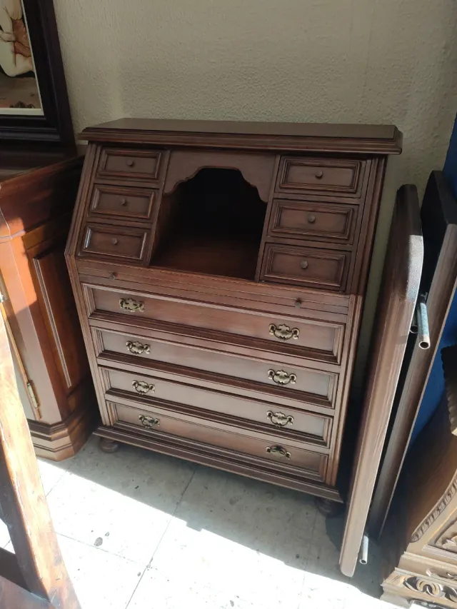 Buro de madera estilo clásico