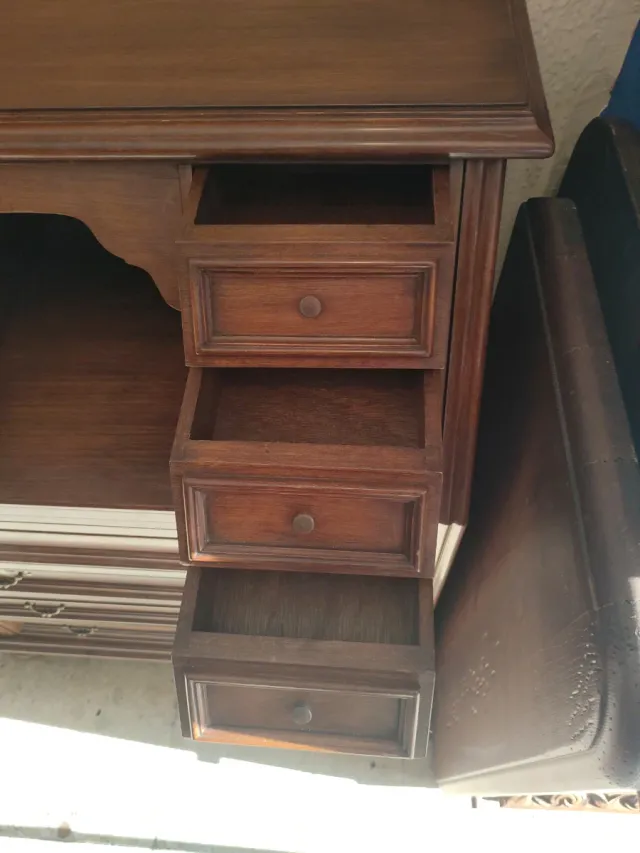 Buro de madera estilo clásico