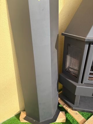 Chimenea metálica negra