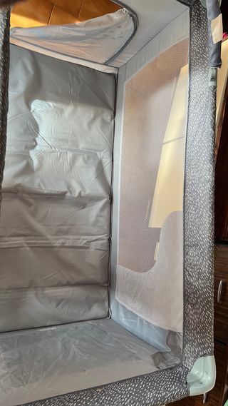 Cuna de viaje gris con cambiador