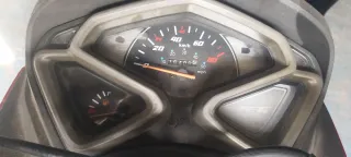 Moto Scooter Roja año 2022. 16400mil km.