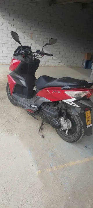 Moto Scooter Roja año 2022. 16400mil km.