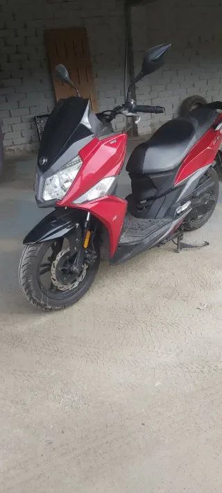 Moto Scooter Roja año 2022. 16400mil km.